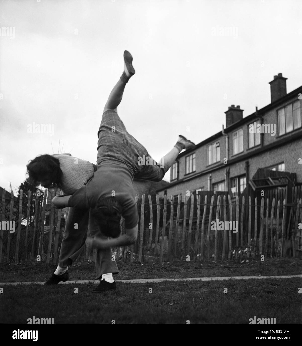 Peggy Hughes stunt girl visto qui su pellicola ubicazione. Aprile 1947 O7334-001 Foto Stock