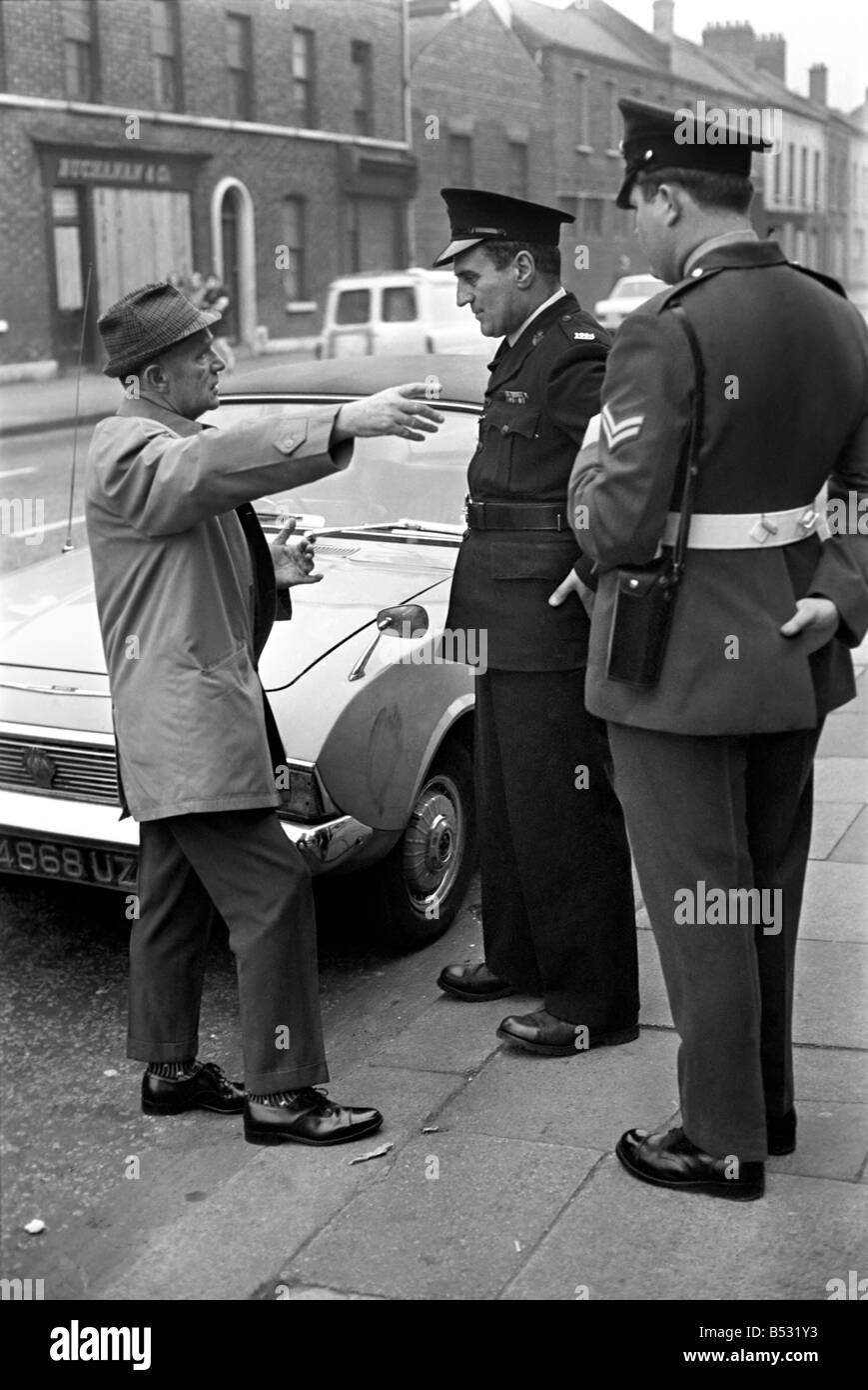 Irlanda del Nord Ottobre 1969 polizia entra Falls Road a Belfast per la prima volta poiché la sommossa ha iniziato a. Ottobre 1969 Foto Stock