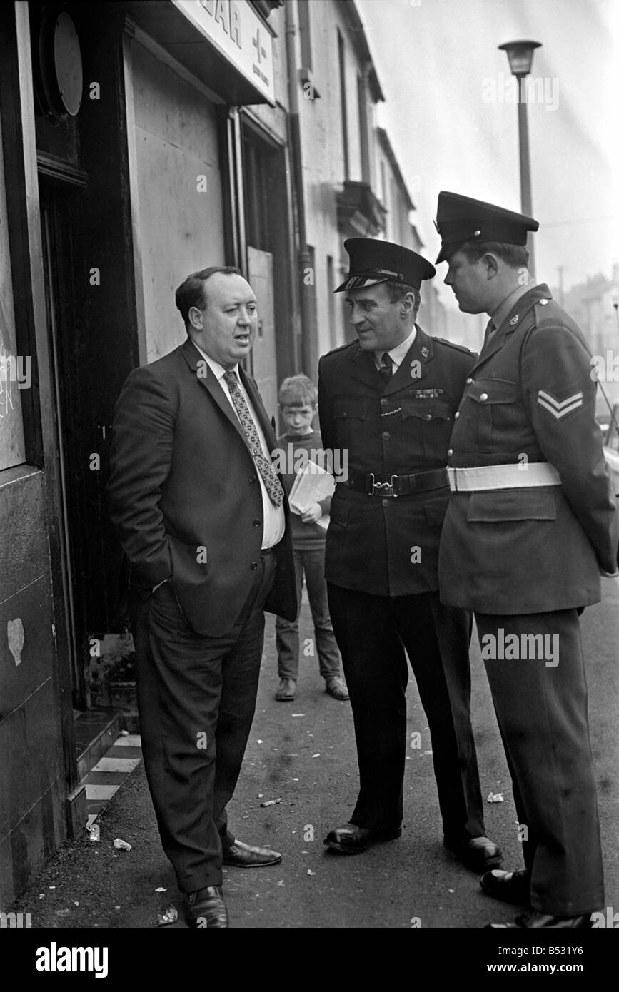 Irlanda del Nord Ottobre 1969 polizia entra Falls Road a Belfast per la prima volta poiché la sommossa ha iniziato a. Ottobre 1969 Foto Stock
