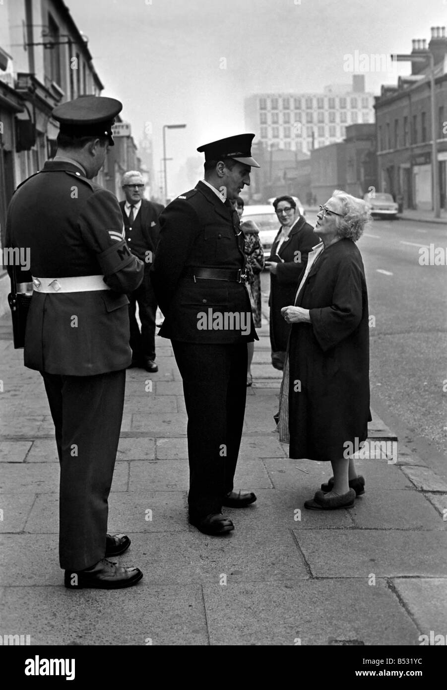 Irlanda del Nord Ottobre 1969 polizia entra Falls Road a Belfast per la prima volta poiché la sommossa ha iniziato a. Ottobre 1969 Foto Stock