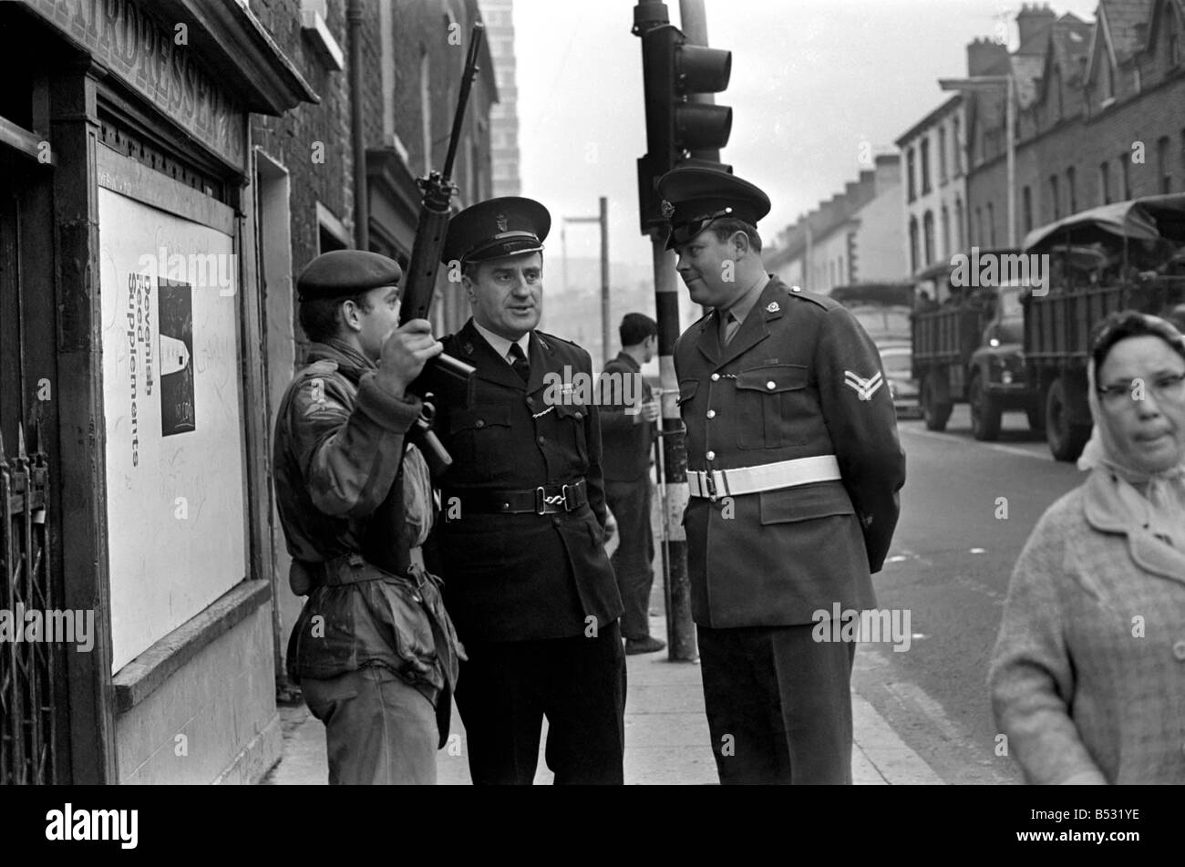 Irlanda del Nord Ottobre 1969 polizia entra Falls Road a Belfast per la prima volta poiché la sommossa ha iniziato a. Ottobre 1969 Foto Stock