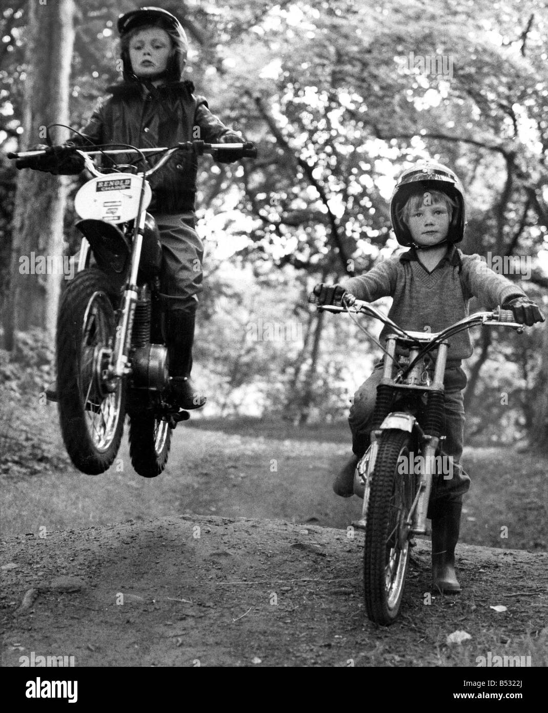 Due giovani ragazzi Paolo e Jason Wilson giro sul loro moto su una pista di bosco. Otto anni di Paolo (sinistra) è un 75cc bike giapponese e Jason, un anno più giovane, ha una 50cc macchina.;Agosto 1977 Foto Stock