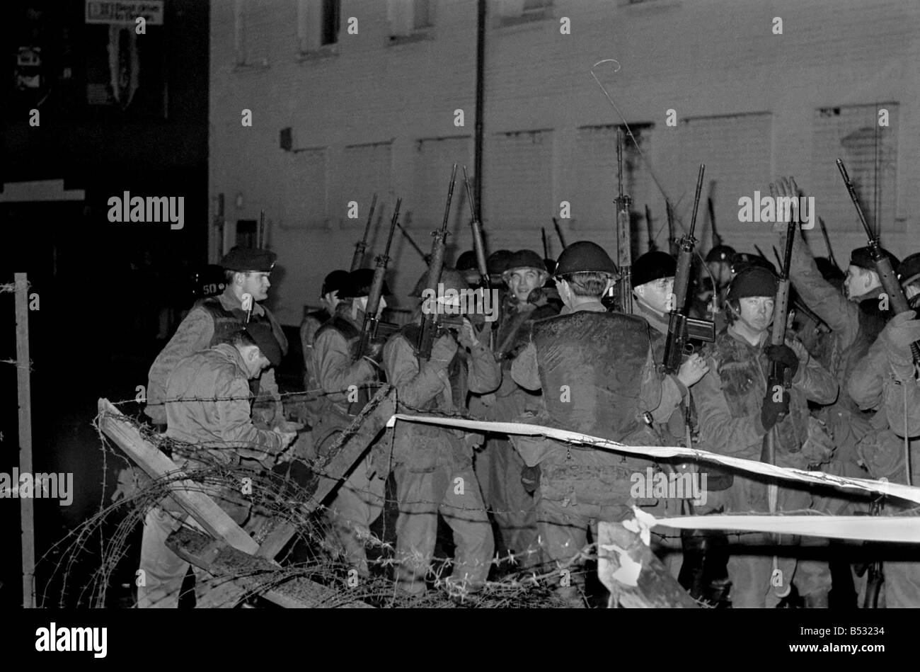 Irlanda del Nord Londonderry Feb. 1970. Londonderry tumulti, Esercito squadra antisommossa arresto dei rivoltosi come soldati feriti sono essendo un led Foto Stock