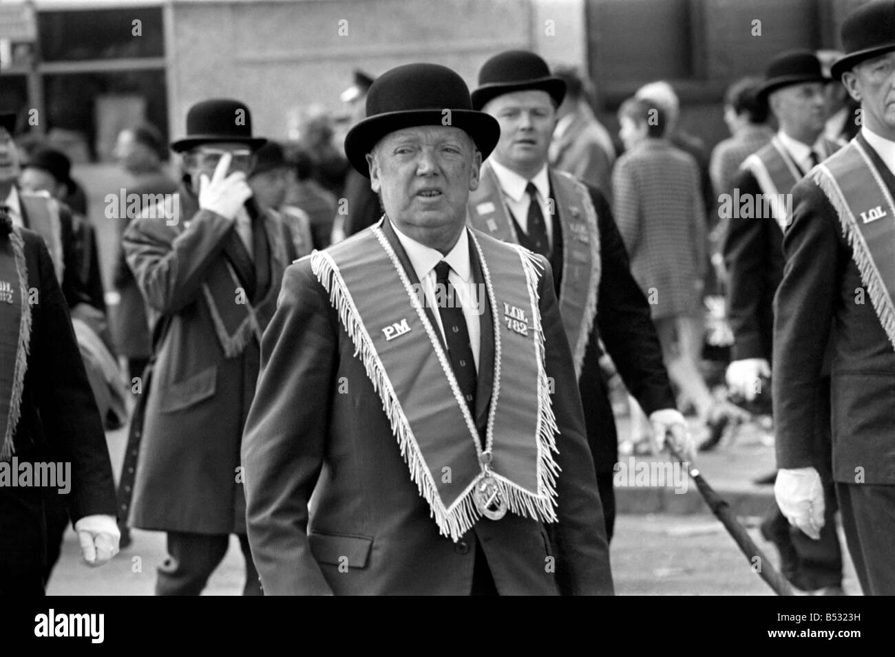Orange giorno sfilano per le strade di Belfast. Le truppe dell'Esercito britannico proteggere zona cattolica della città come la Mar. tak Foto Stock