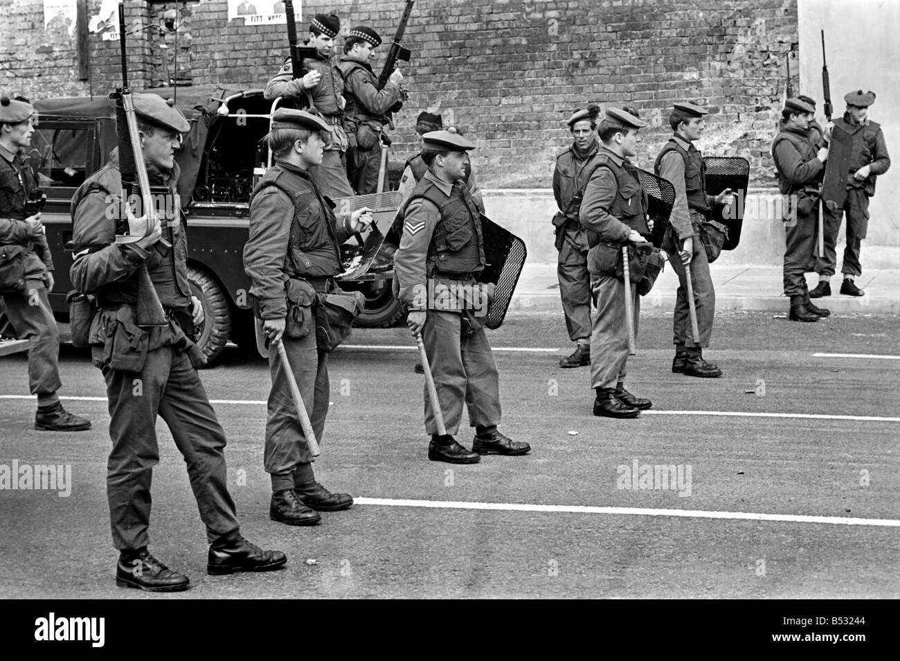 Orange giorno sfilano per le strade di Belfast. Le truppe dell'Esercito britannico proteggere zona cattolica della città come la Mar. tak Foto Stock