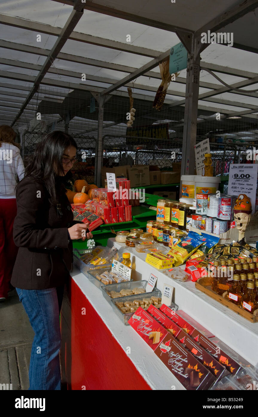 Tourist shopping per locali di prodotti canadesi ( sciroppo d'acero e il miele ) al Byward Market ad Ottawa in Canada Foto Stock