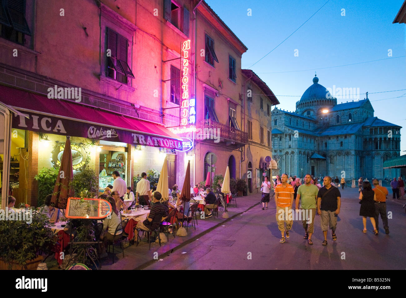 Ristorante di notte in Via Santa Maria che conduce al Duomo e Piazza dei Miracoli a Pisa, Toscana, Italia Foto Stock
