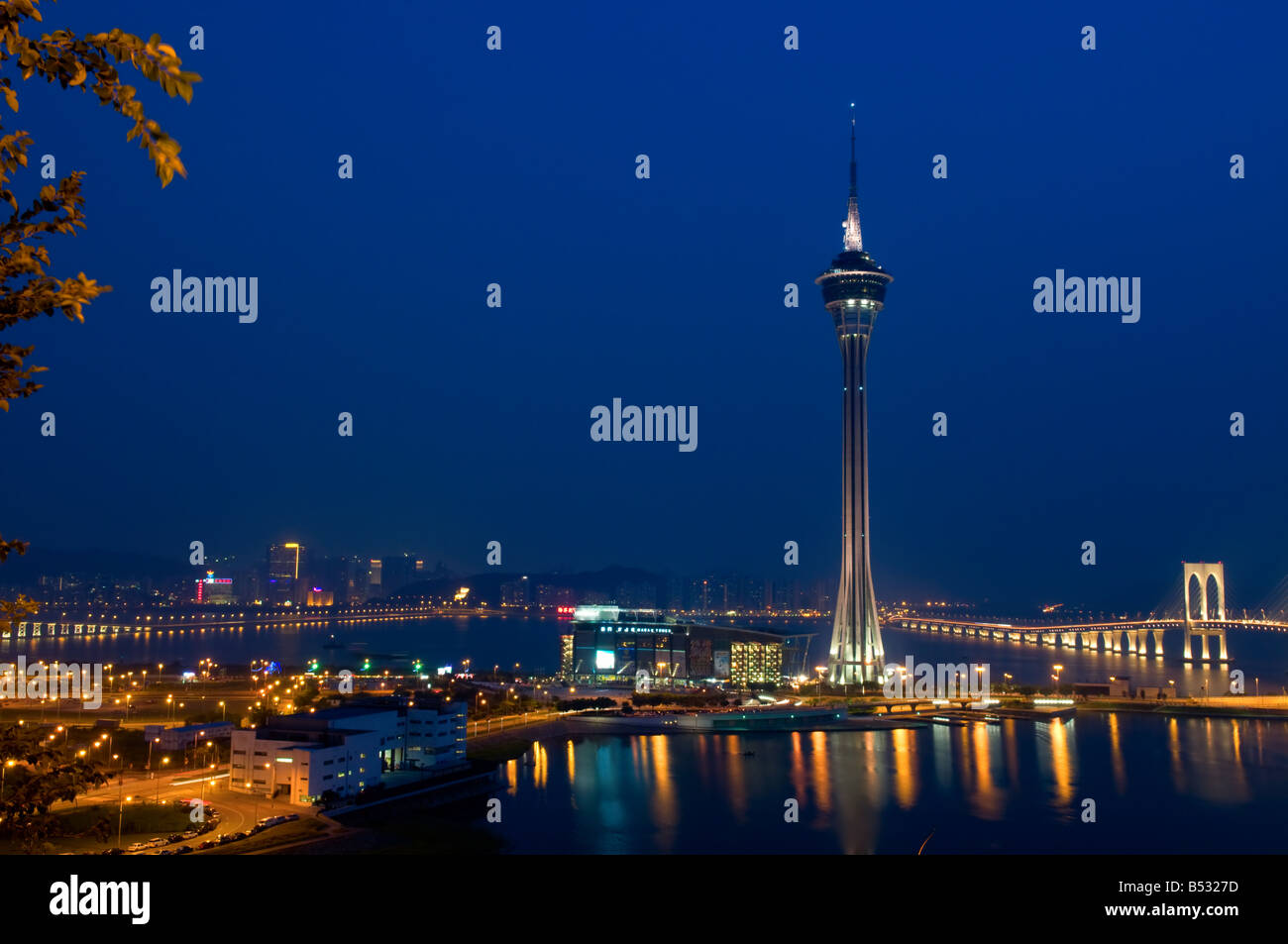 La vista notturna della Torre di Macau Convenzione e sai Van bridge Foto Stock