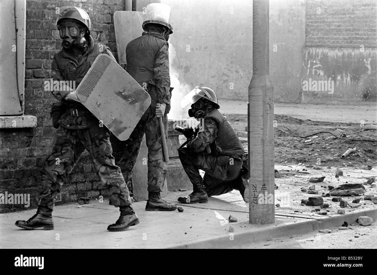 Irlanda del Nord sett. 1971, disordini nel Bogside, Londonderry dove i soldati del reggimento di Anglian è venuto sotto attacco da C Foto Stock