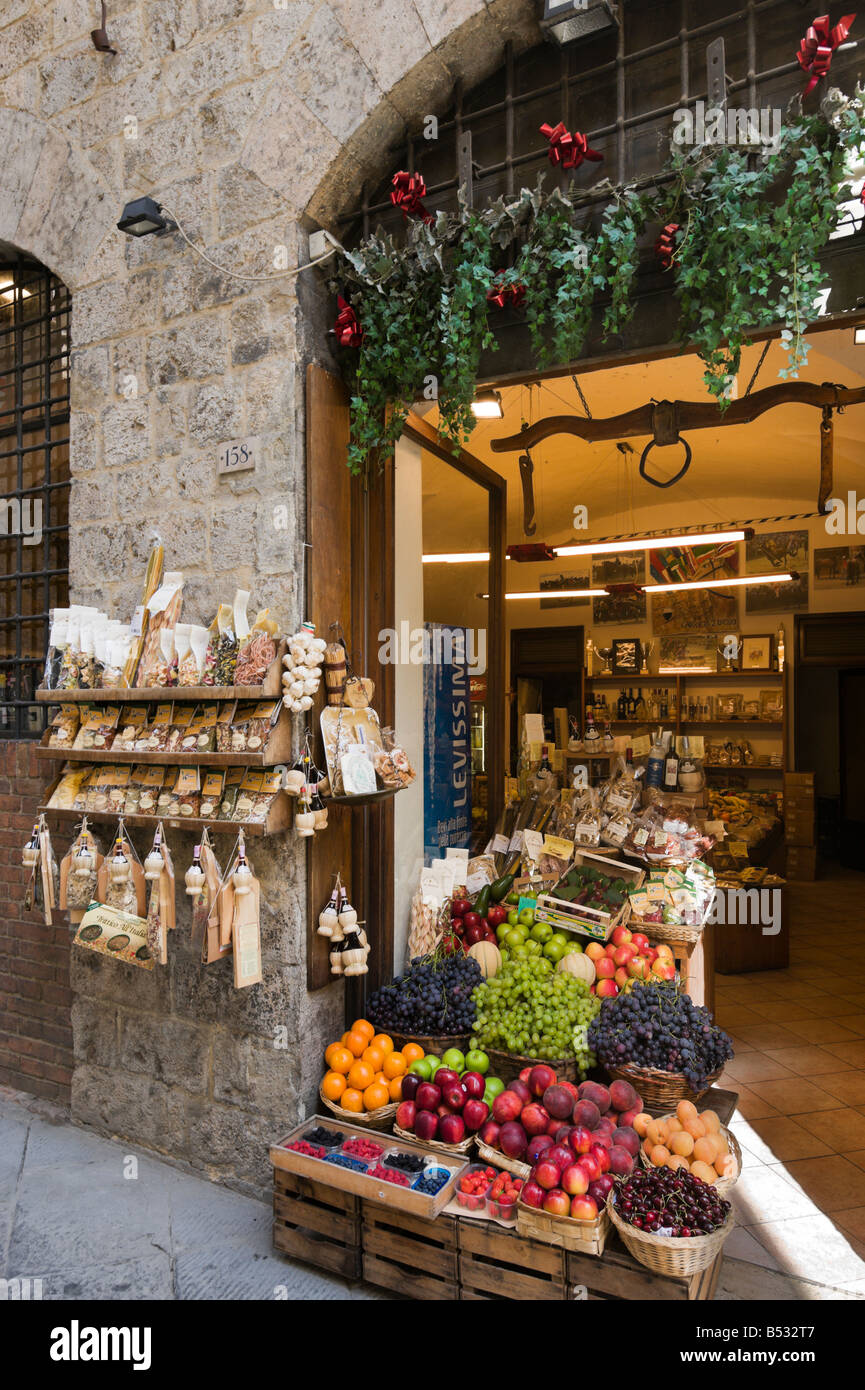 Porta di un tipico negozio di vendita di prodotti locali nel centro della città vecchia, Siena, Toscana, Italia Foto Stock