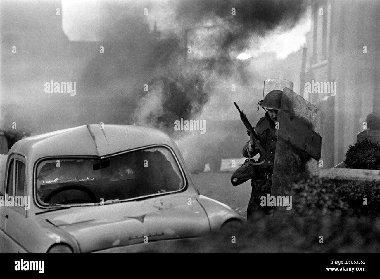 Soldati con scudo antisommossa costeggia blazing auto Londonderry. Dicembre 1972 72-134-004 Foto Stock