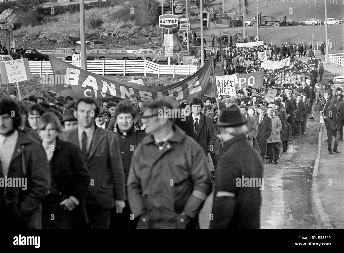 Enniskillen. Dimostranti su Cornagrade Rd, sull'alloggiamento Kilmanormick station wagon. Kennedy. Febbraio 1972 72-1640-003 Foto Stock