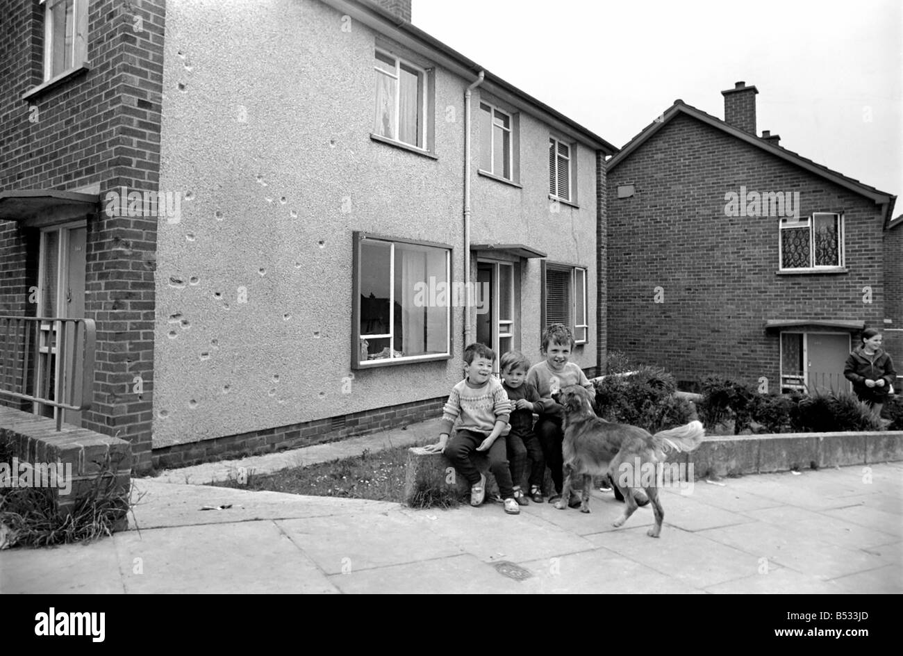 Irlanda del Nord Luglio 1972. Postumi scene della station wagon Lenadoon assedio durante il quale 3000 giri sono stati sparati su un razzo e un Foto Stock