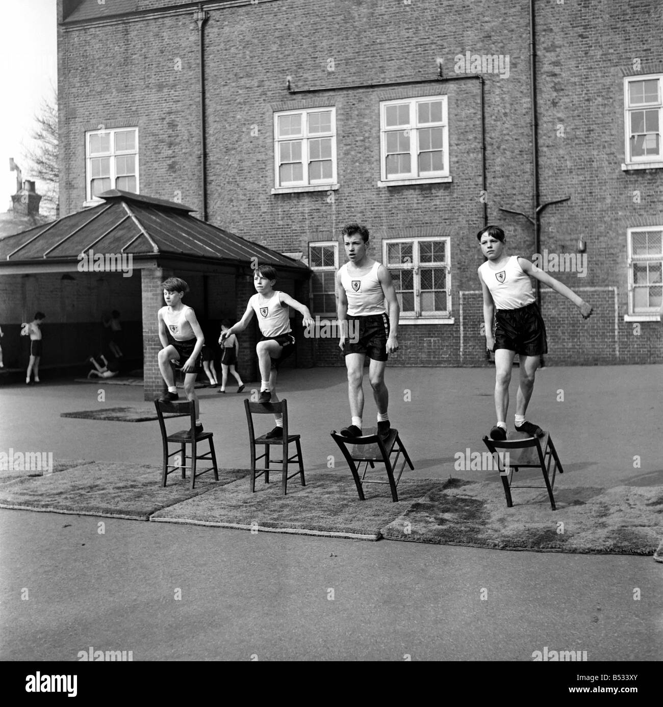 William Blake Scuola Secondaria, Battersea. La ginnastica. Marzo 1952 C1257-004 Foto Stock