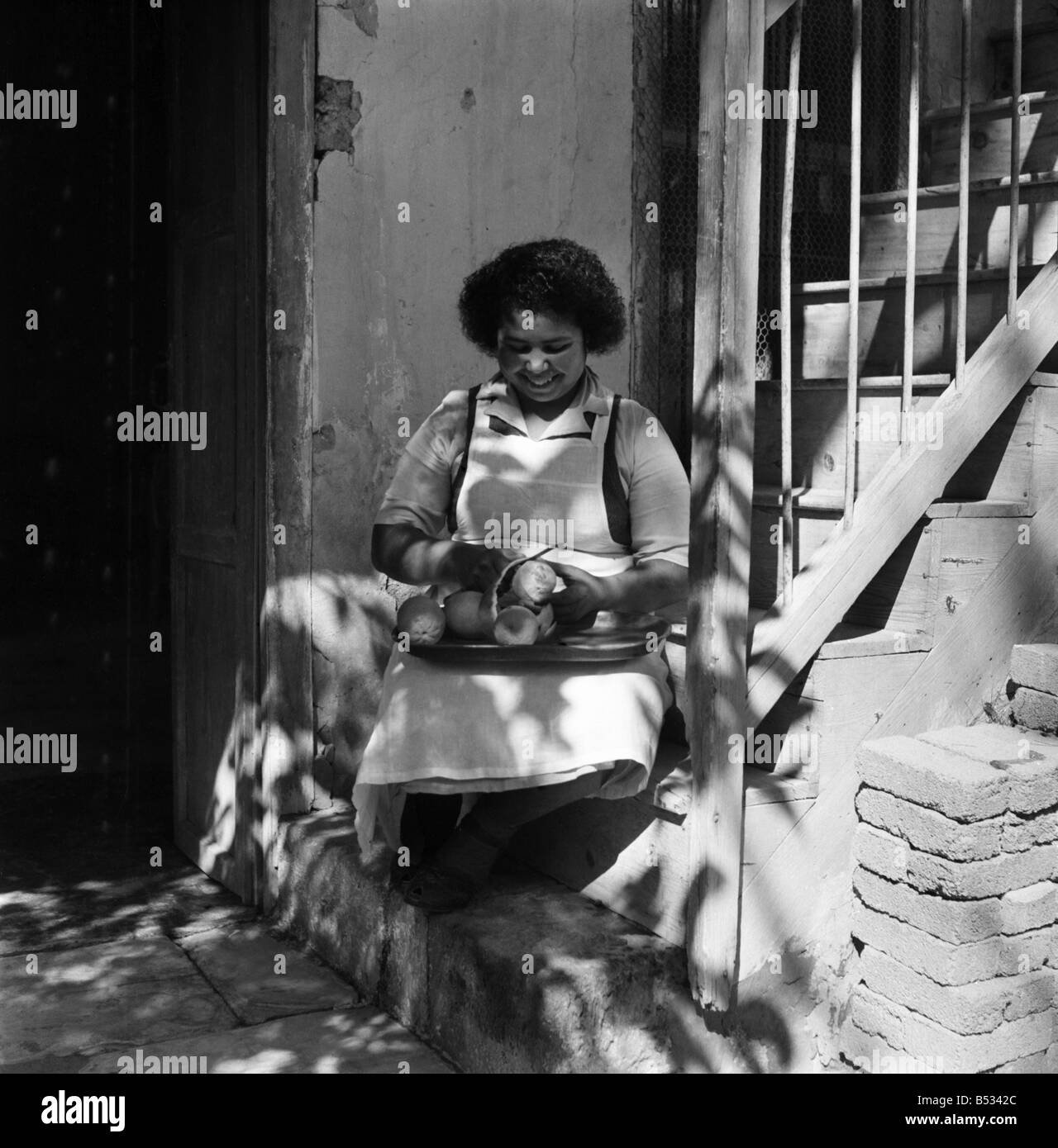 Una donna locale Sbucciare le arance in una città di Cipro. &#13;&#10;Marzo 1952 &#13;&#10;C1296 Foto Stock