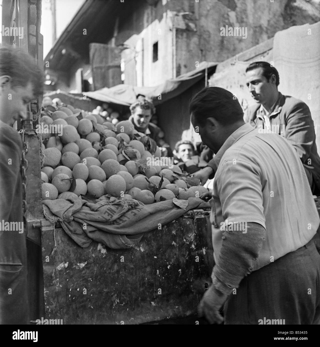 Acquisto di frutta al mercato locale in una città di Cipro. Marzo 1952 C1297 Foto Stock