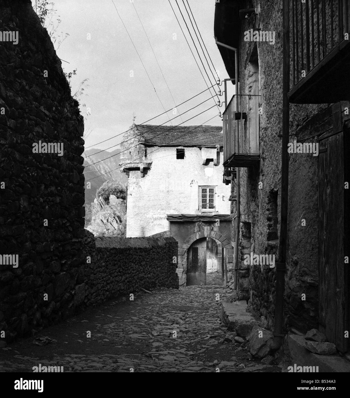 Scene generale dal Principato di Andorra nei Pirenei mountain range. Agosto 1952 C4027-008 Foto Stock