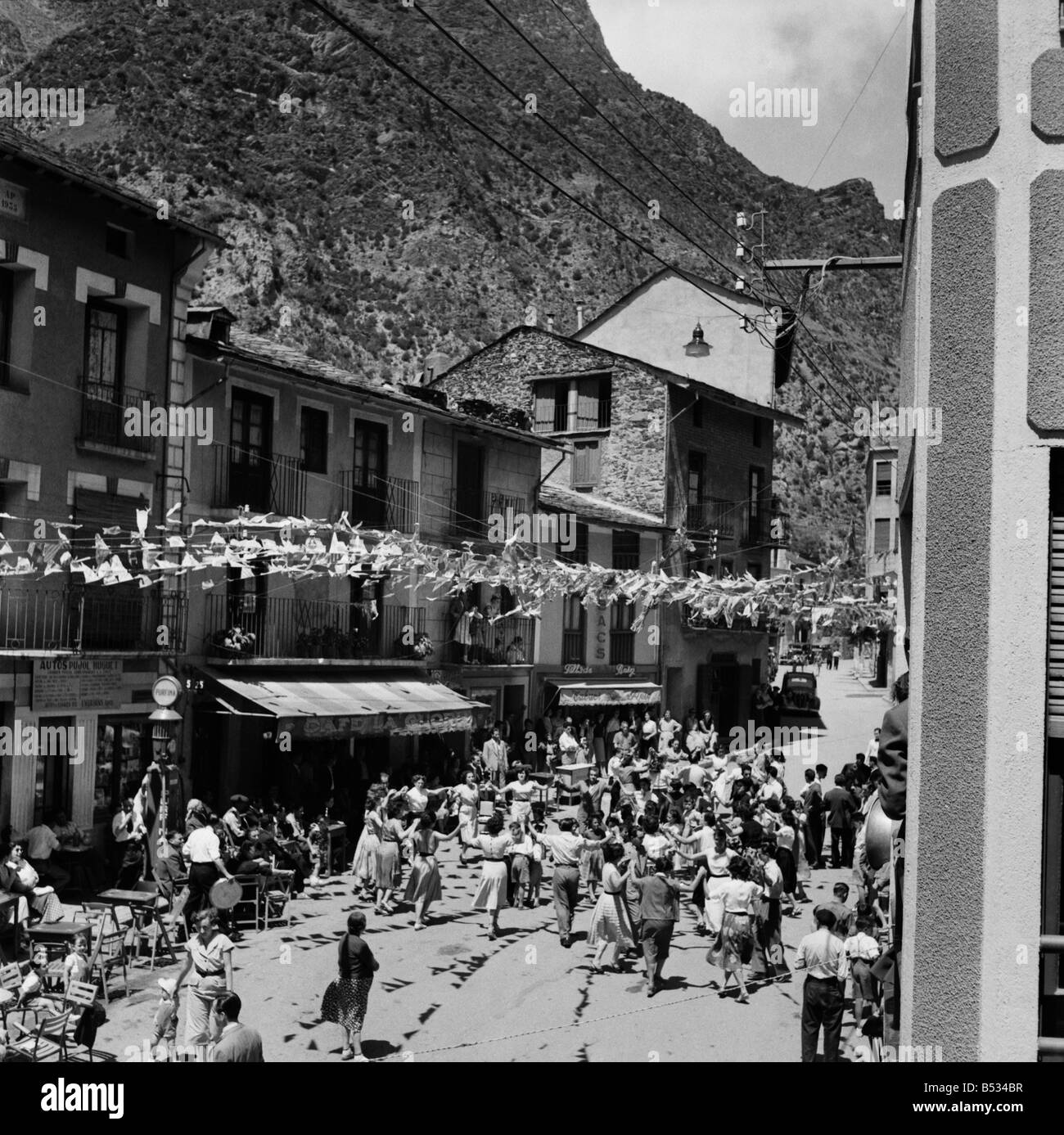 Scene generale dal Principato di Andorra nei Pirenei mountain range. Agosto 1952 C4027-026 Foto Stock