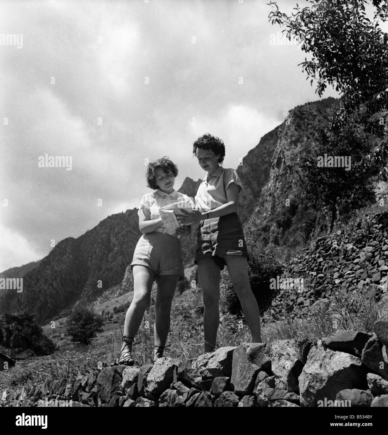 Scene generale dal Principato di Andorra nei Pirenei mountain range. Agosto 1952 C4027-028 Foto Stock