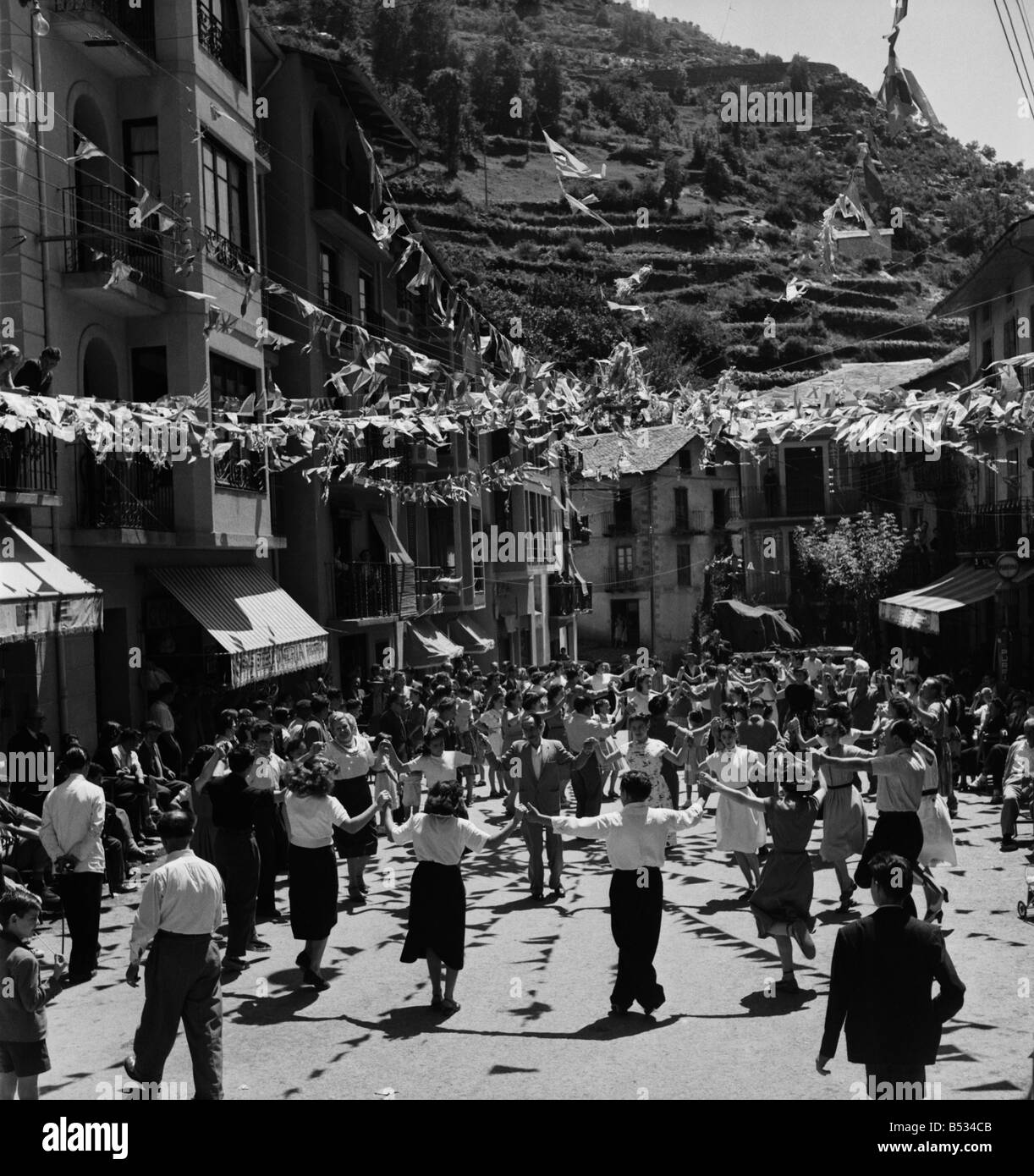 Scene generale dal Principato di Andorra nei Pirenei mountain range. Agosto 1952 C4027-032 Foto Stock