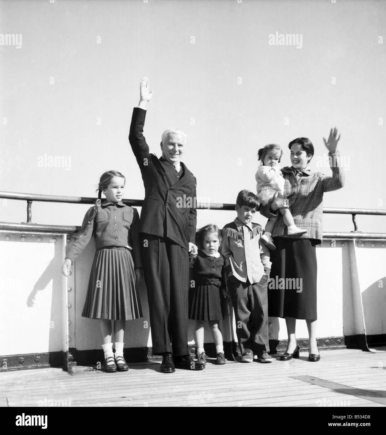 Charlie con la famiglia moglie - Oona, Michael 6 1/2, Geraldine 8, Josepaine 3 1/2, Victoria 16 Monthseen qui a bordo di una nave durante la loro visita al Regno Unito. Settembre 1952 C4657-001 Foto Stock