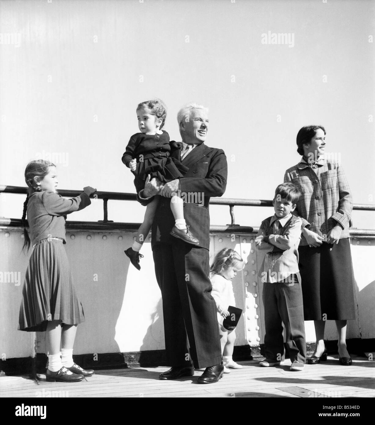 Charlie con la famiglia moglie - Oona, Michael 6 1/2, Geraldine 8, Josepaine 3 1/2, Victoria 16 mese visto qui a bordo di una nave durante la loro visita al Regno Unito. Settembre 1952 C4657 Foto Stock