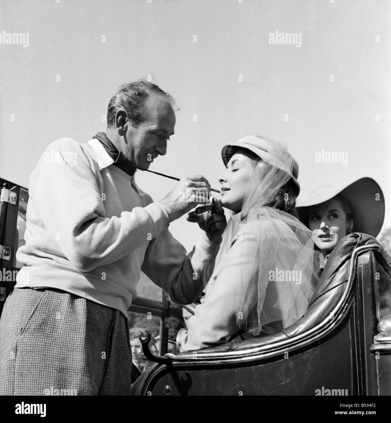 Riprese di Genevieve &#13;&#10;Dina Sheridan ha il suo make-up applicato. Settembre 1952 C4674-002 Foto Stock