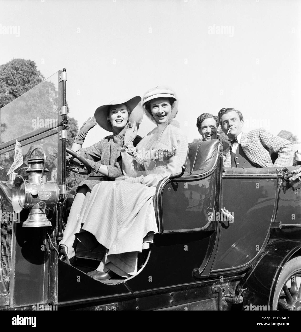 Riprese di Genevieve &#13;&#10; L - R Kay Kendall - Dina Sheridan, John Gregson e Kenneth Moore. Settembre 1952 C4674-003 Foto Stock