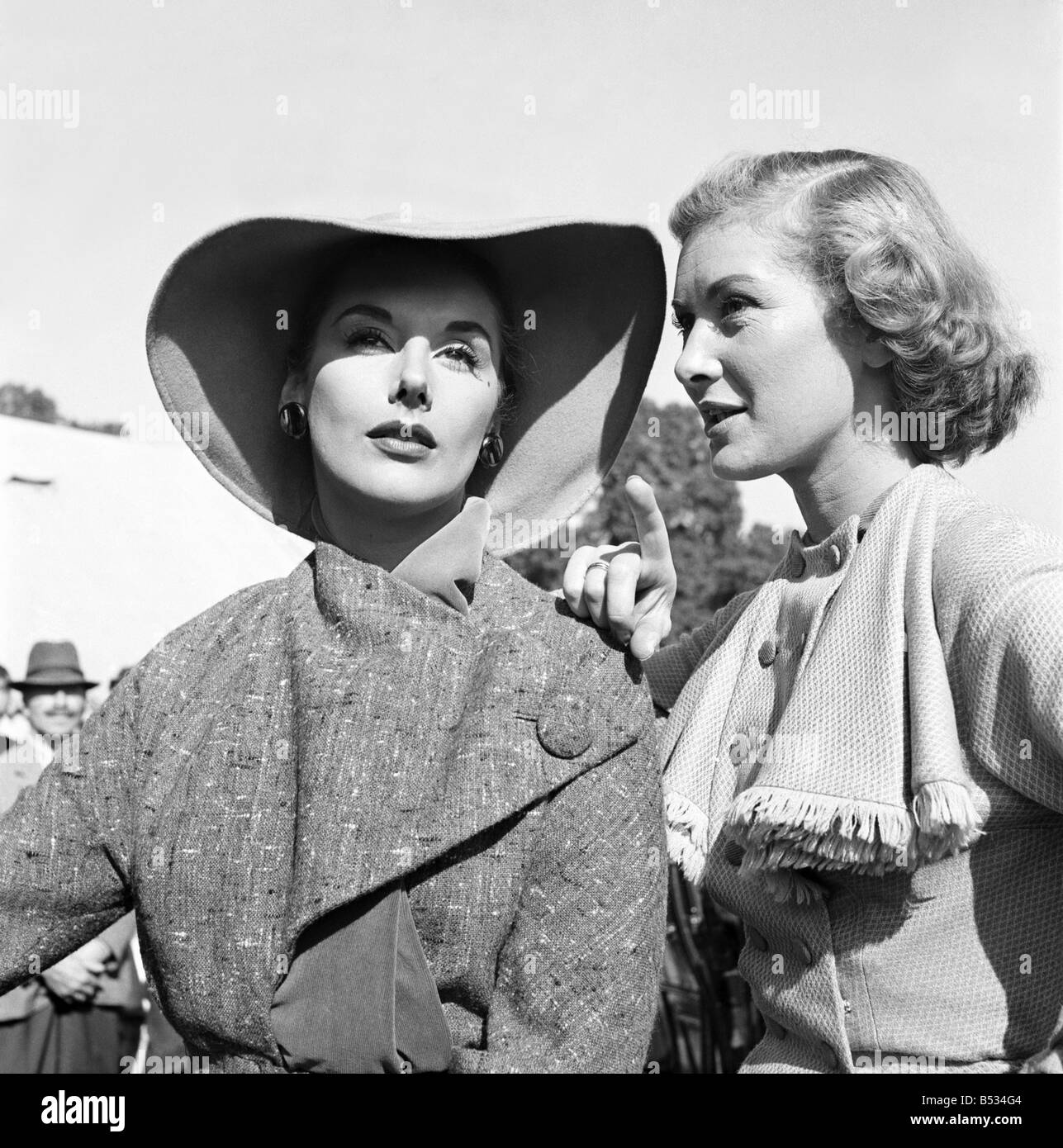 Riprese di Genevieve&#13;&#10;Kay Kendell e Dina Sheridan. Settembre 1952 C4674-005 Foto Stock