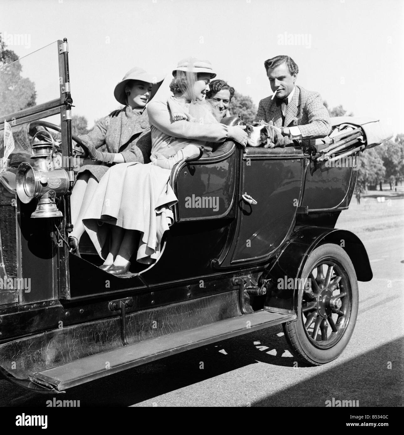 Riprese di Genevieve &#13;&#10; L - R Kay Kendall - Dina Sheridan, John Gregson e Kenneth Moore. Settembre 1952 C4674 Foto Stock