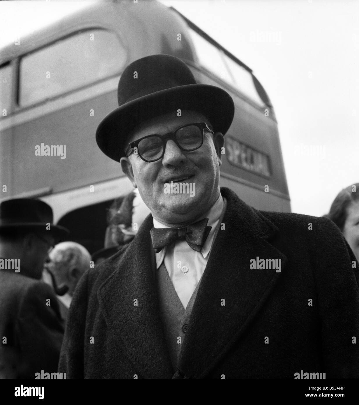 Labour Party Conference 1952 Arthur Deakin, il secondo uomo a condurre il T&G, nacque nel Warwickshire nel 1890, figlio di un ciabattino. Ha iniziato a lavorare in Galles del Sud impianto siderurgico all'età di 13 ed è diventato un sindacato attivista durante la prima guerra mondiale. Deakin è diventato a tempo pieno un unione ufficiale nel 1919. Nel 1932 fu nominato segretario nazionale del generale dei lavoratori del gruppo commerciale di T&G, divenendo successivamente assistente di Ernie Bevin, l'Unione europea segretario generale. Quando Bevin aderito alla coalizione bellica di governo nel 1940, Deakin era stato nominato l'Unione segretario generale f.f. Foto Stock