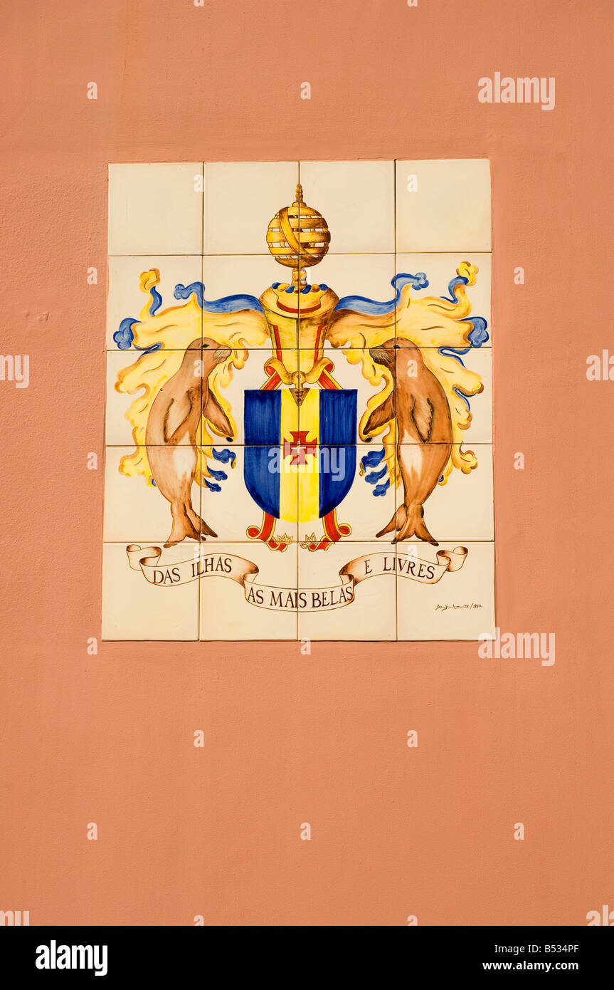 Piastrellate crest sulla residenza Governatori Funchal Madeira Portogallo UE Europa Foto Stock