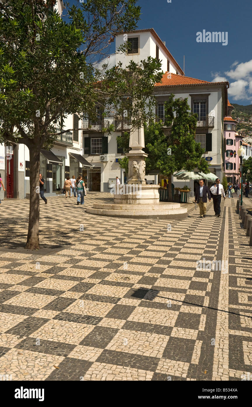 Persone che camminano lungo il pavimento decorativo nel centro della città Funchal Madeira Portogallo EU Europa Foto Stock