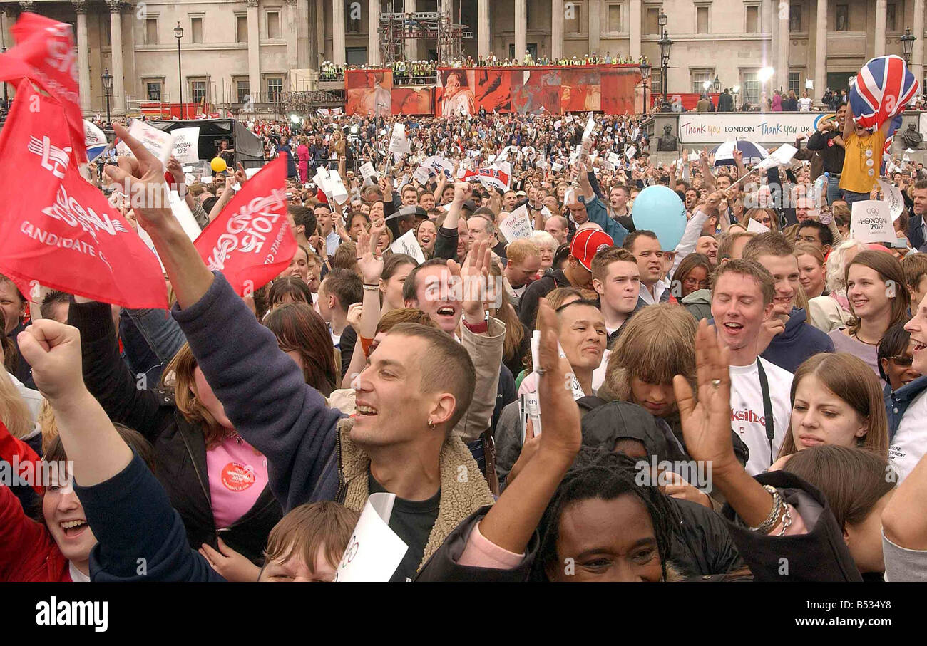 Kelly HOLMES festeggia con la Folle a Trafalgar Square a Londra dopo che è stato chiamato la città che ospiterà le Olimpiadi del 2012 Luglio 2005 Mirrorpix Foto Stock