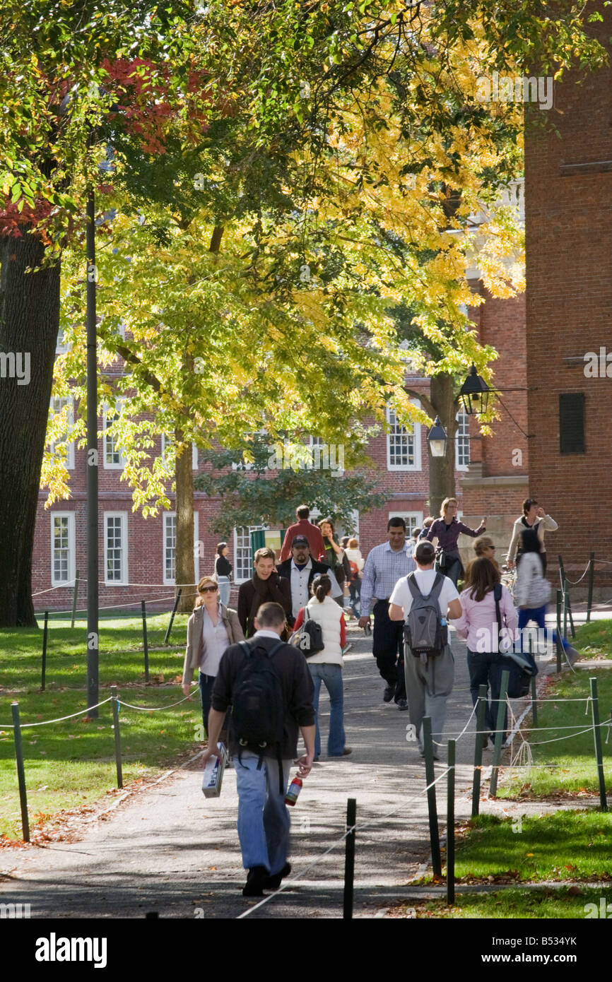 Gli studenti a piedi in classi di Harvard Yard presso la Harvard University di Cambridge Massachusetts Foto Stock