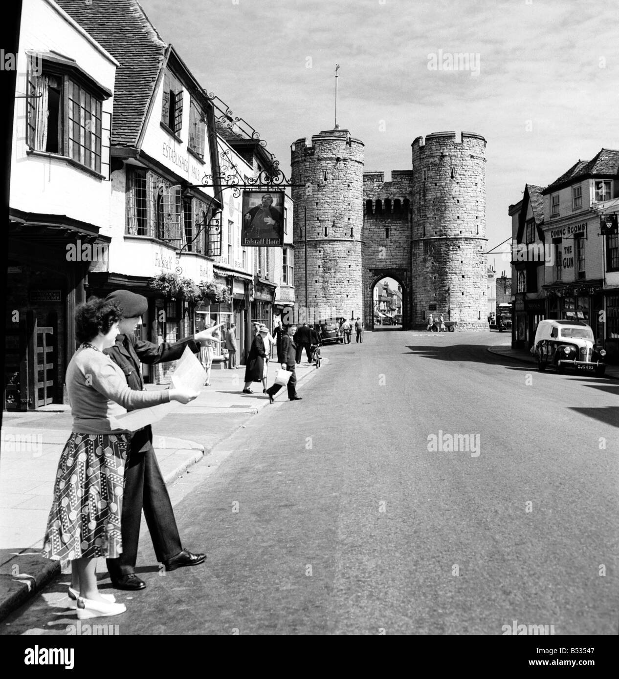 Westgate towers e Falstaff Inn, in Canterbury Kent. Ottobre 1952 C4984- Foto Stock