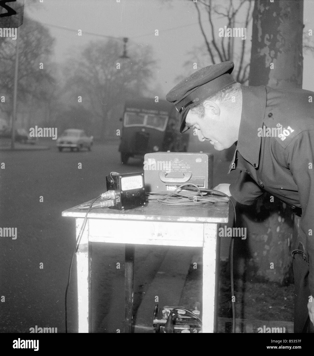 Il radar di velocità di trappole dovevano essere azionato dalla polizia metropolitana da gennaio 1958 ufficiale di pattuglia John Ley opera il radar speedmeter sul Chelsea Embankment attrezzatura fotografica degli anni cinquanta Foto Stock