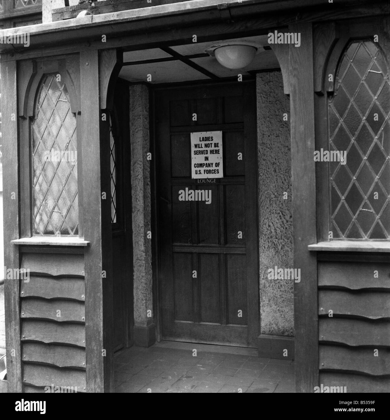 Public House avviso a Oxford High Street per informare la donna non saranno serviti se in compagnia di soldati statunitensi. Ott. 1952 Foto Stock