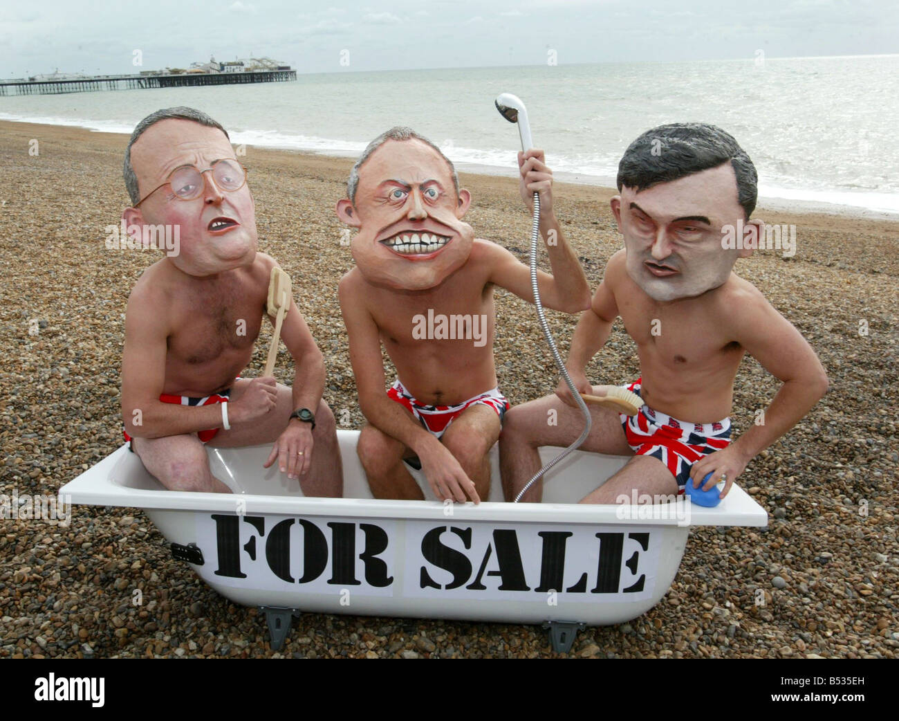 Labour Party Conference a Brighton Settembre 2005 Gordon Brown Hillary Benn e Tony Blair a fare una passeggiata in segno di protesta contro il supporto del regno unito per la privatizzazione dell'acqua nei paesi del terzo mondo sulla spiaggia di Brighton Foto Stock