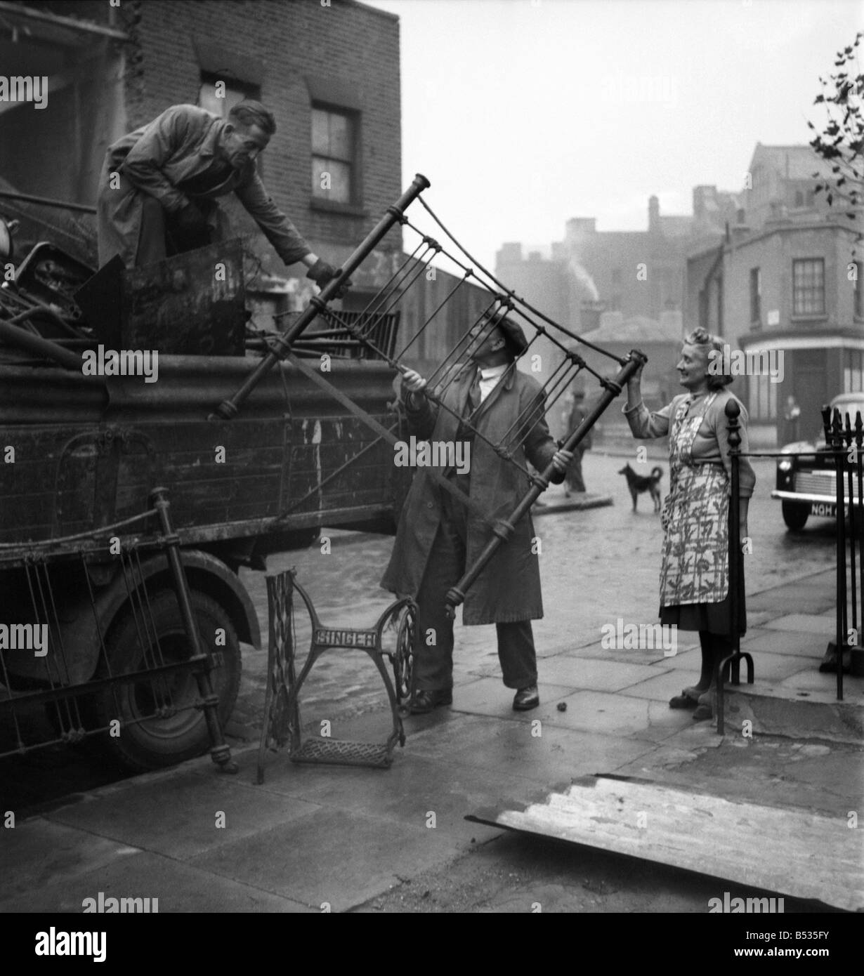 Qualsiasi ferro vecchio.&#13;&#10;Fred grattacieli Skidmore con un vecchio letto. Ottobre 1952 C5344 Foto Stock