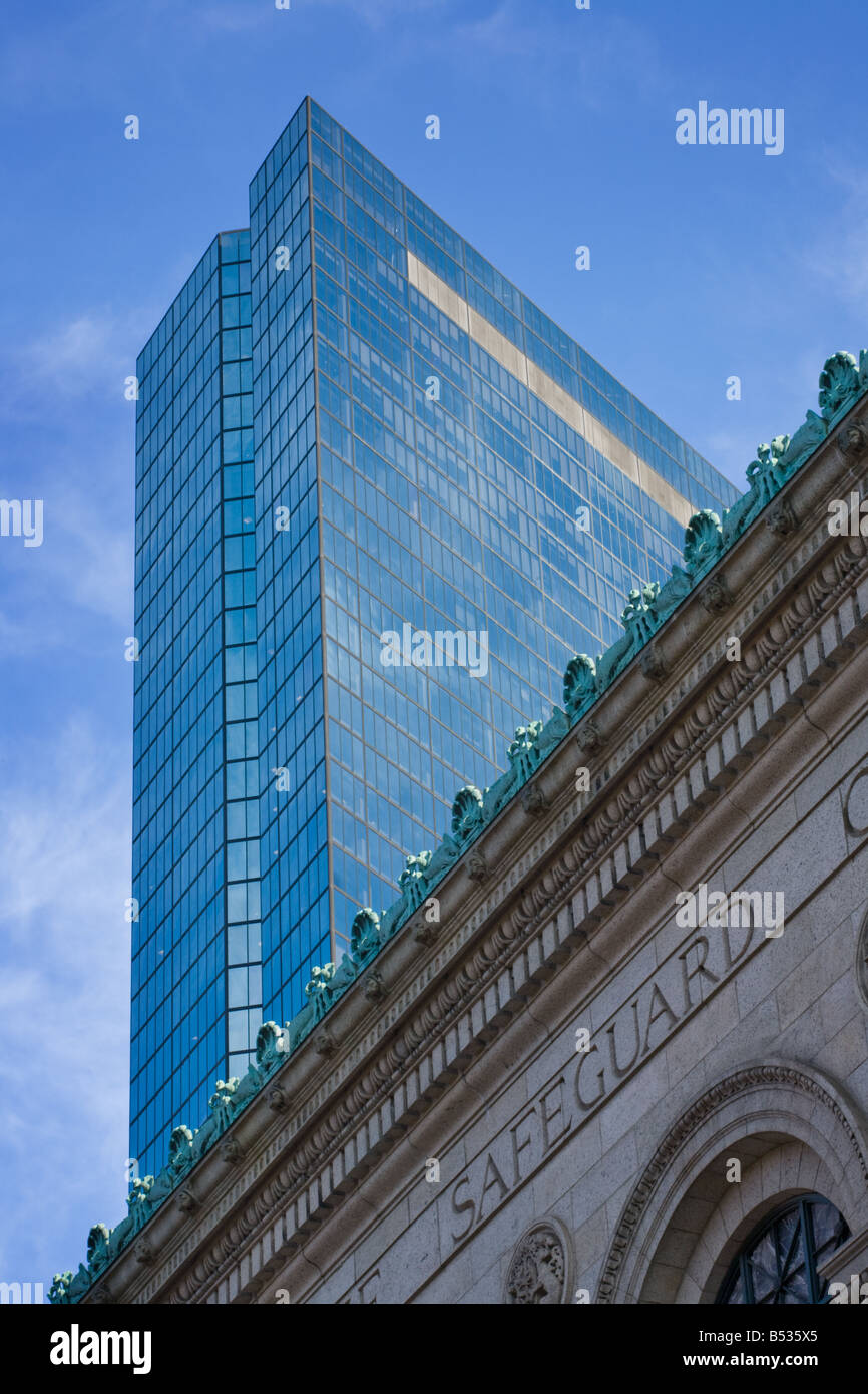 John Hancock Tower di I m. Pei e Boston Public Library di McKim Meade e bianco a Copley Square Boston Massachusetts Foto Stock