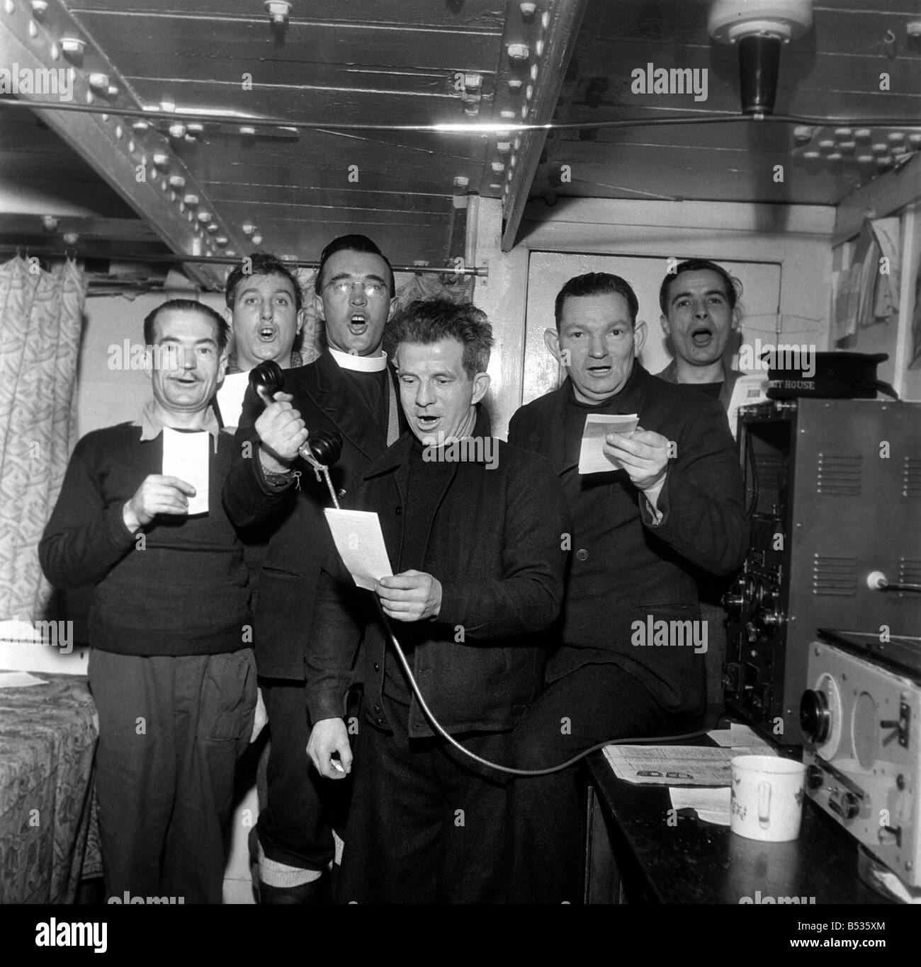 Il rev. Hubert Walters visite lightships Bristol. Dicembre 1952 C6352-001 Foto Stock