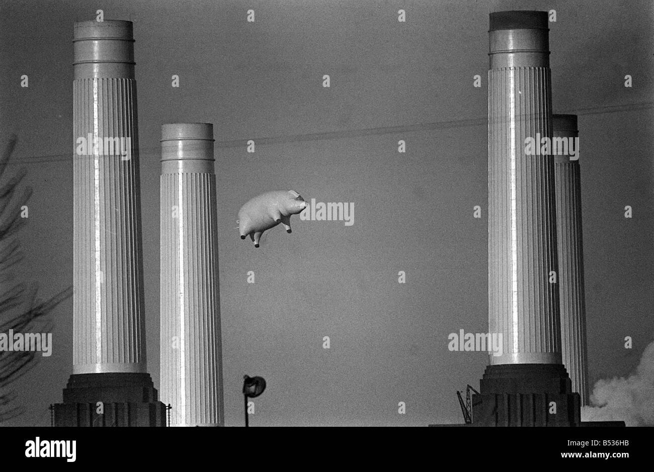 Pink Floyd gonfiabile di Flying Pig a Battersea Power Station a Londra durante le riprese del pop video promo Dicembre 1976 Foto Stock