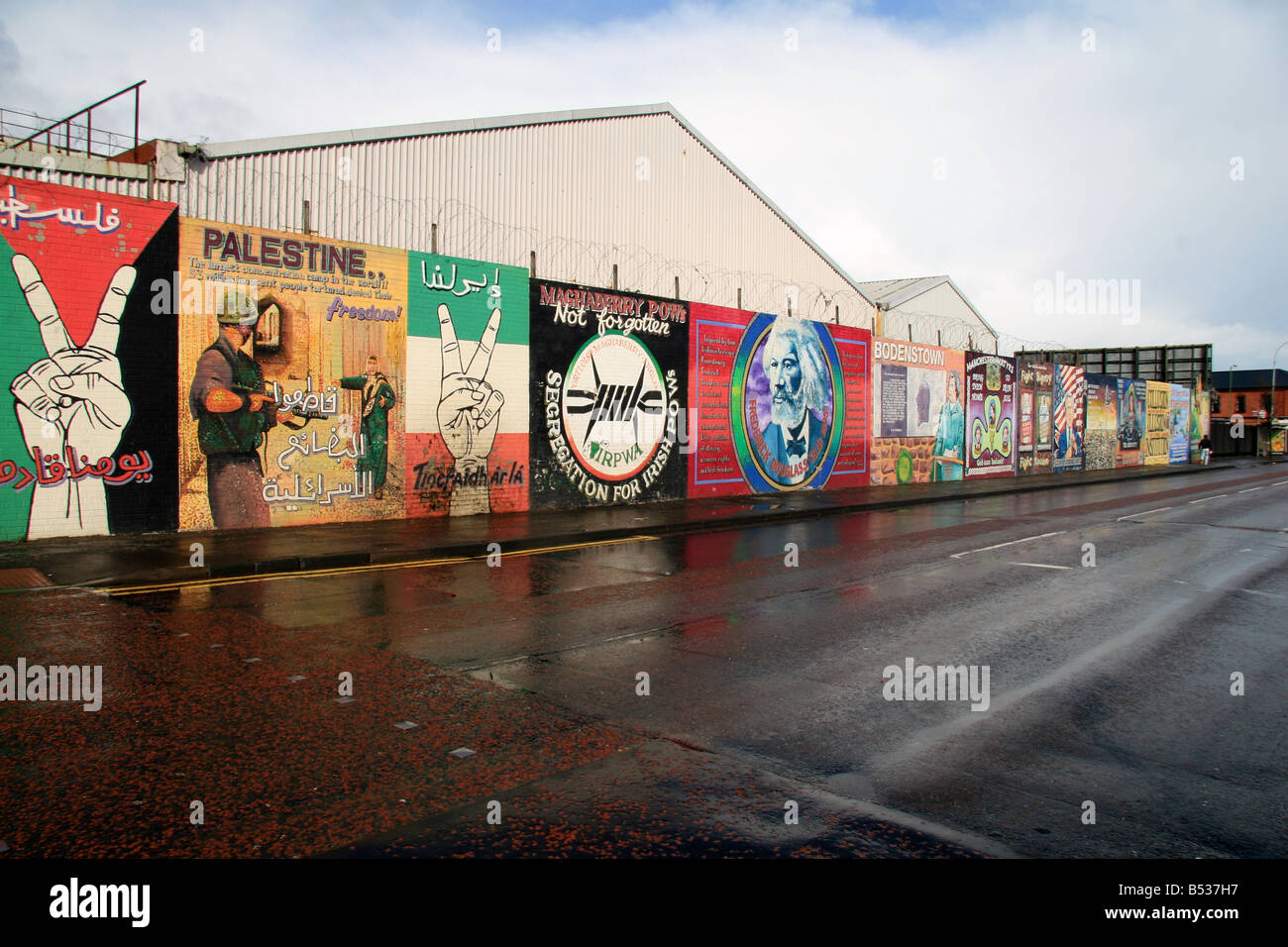 Una sezione di "solidarietà" sulla parete Falls Road, Belfast, Irlanda del Nord. Foto Stock