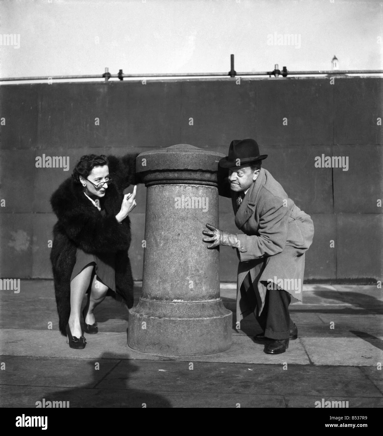 Venire qui è naughty boy.&#13;&#10;attore comico e Tommy Handley. Febbraio 1948 O11543 Foto Stock