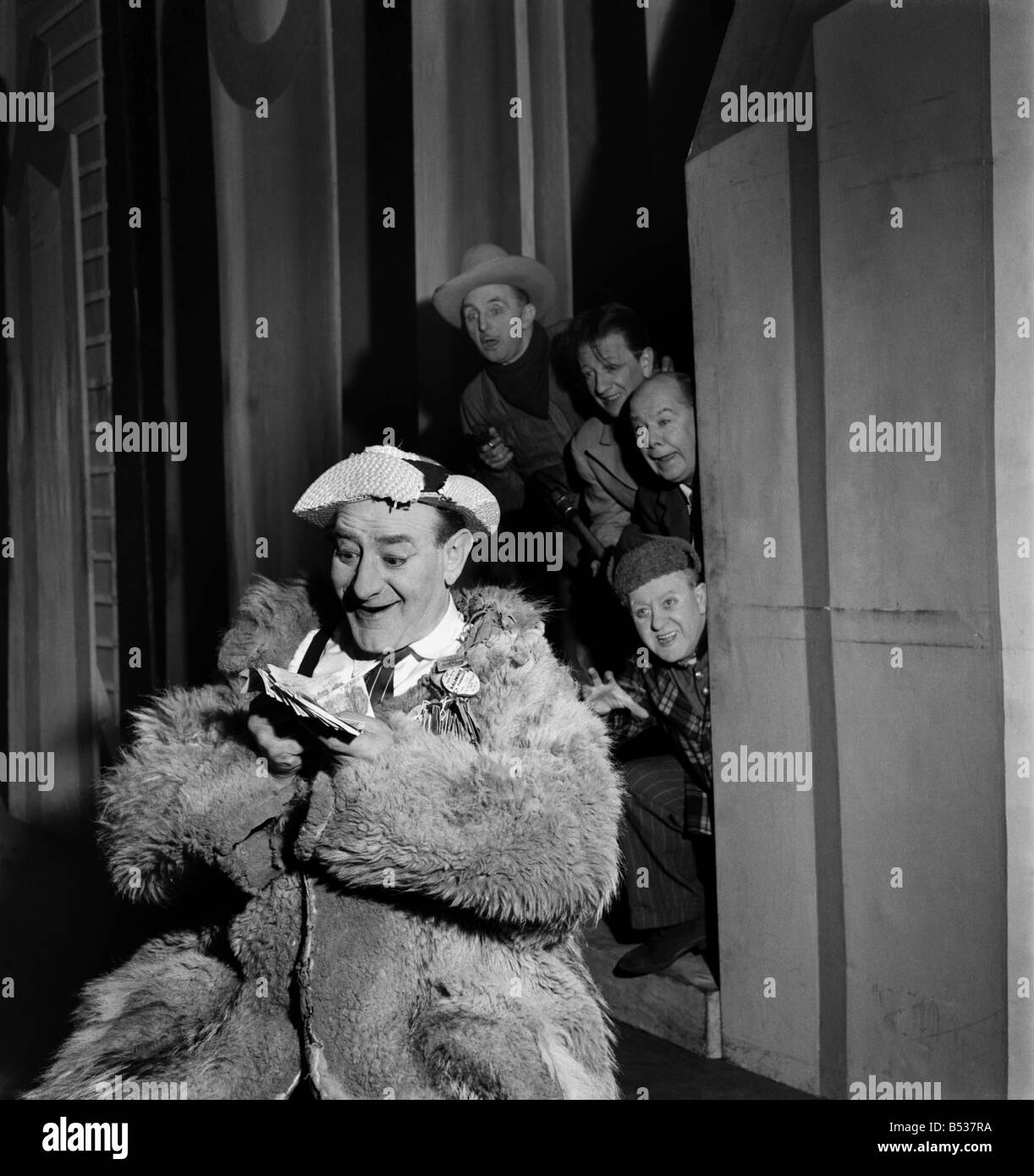 Crazy Gang, Bud Flanagan, Chesney Allen, Jimmy Nervo, Teddy Knox, Charlie Naughton e Jimmy oro. Febbraio 1948 O11801-001; Foto Stock