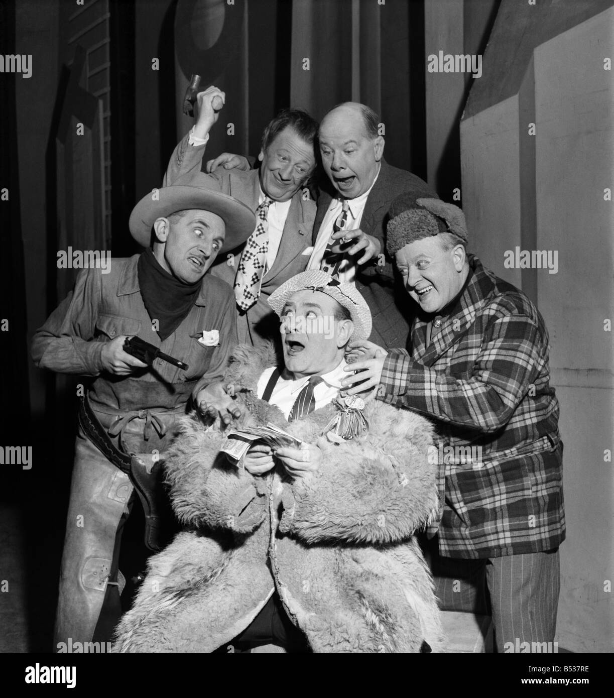 Crazy Gang, Bud Flanagan, Chesney Allen, Jimmy Nervo, Teddy Knox, Charlie Naughton e Jimmy oro. Febbraio 1948 O11801-003 Foto Stock