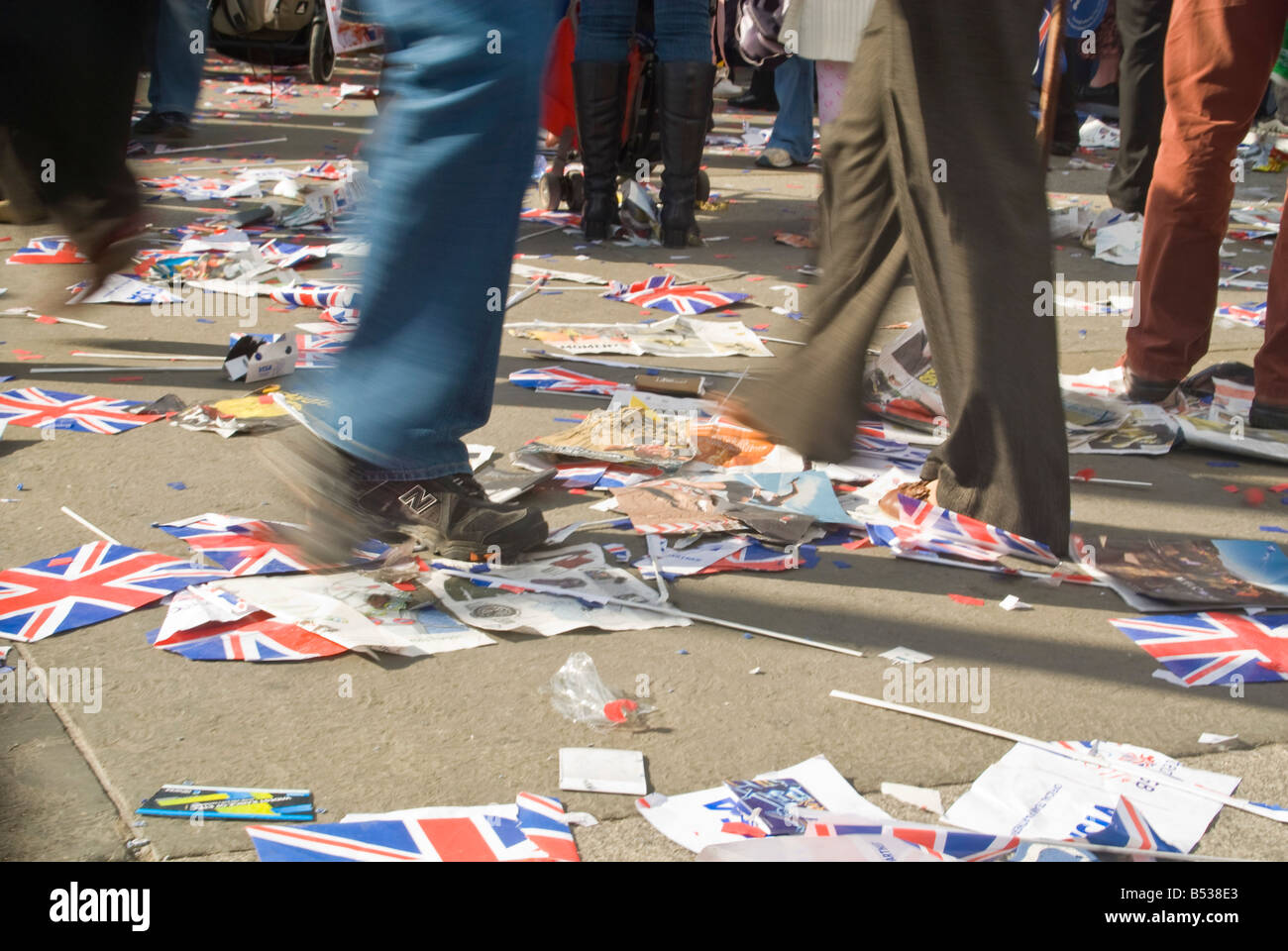 Vista orizzontale di unione Jack Flag a sinistra per rifiuti dopo una celebrazione nel centro di Londra. Foto Stock