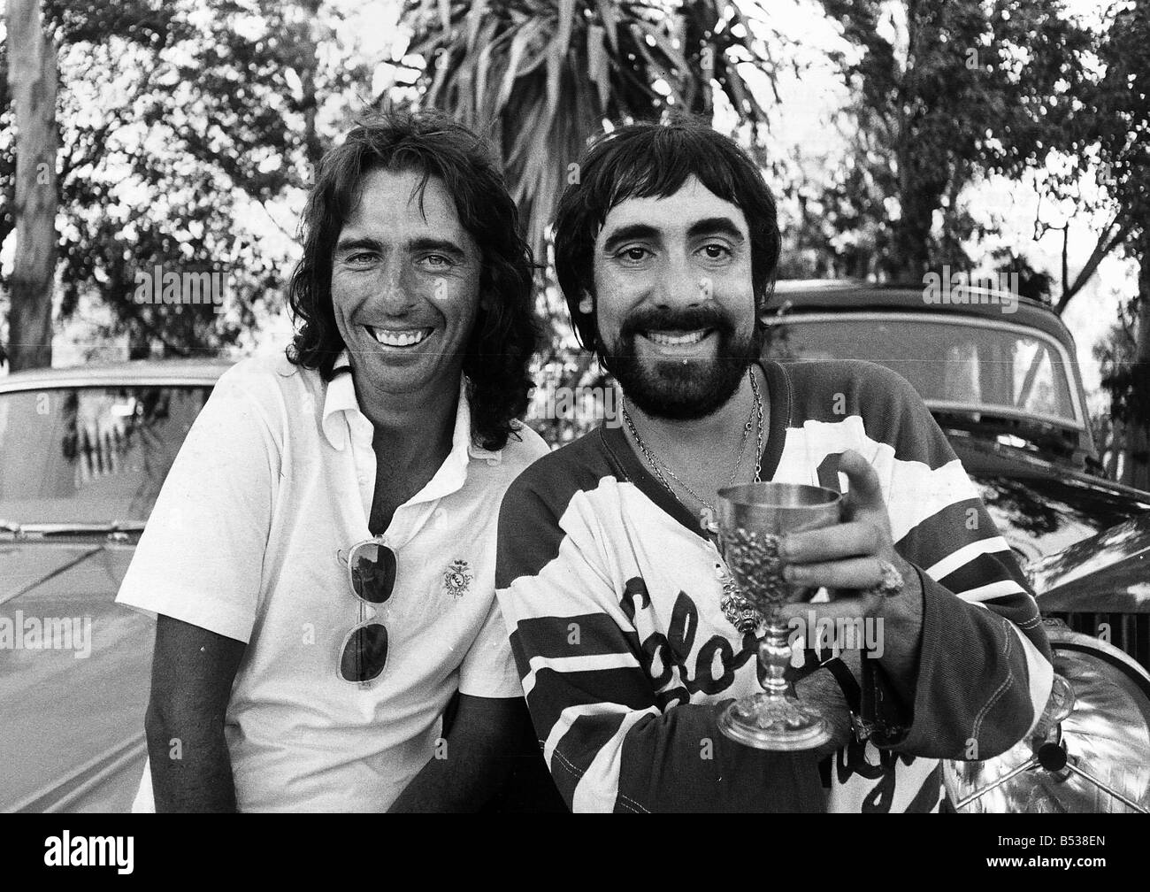 Alice Cooper American cantante rock vero nome Vincent Furnier con Keith Moon 1976 Foto Stock