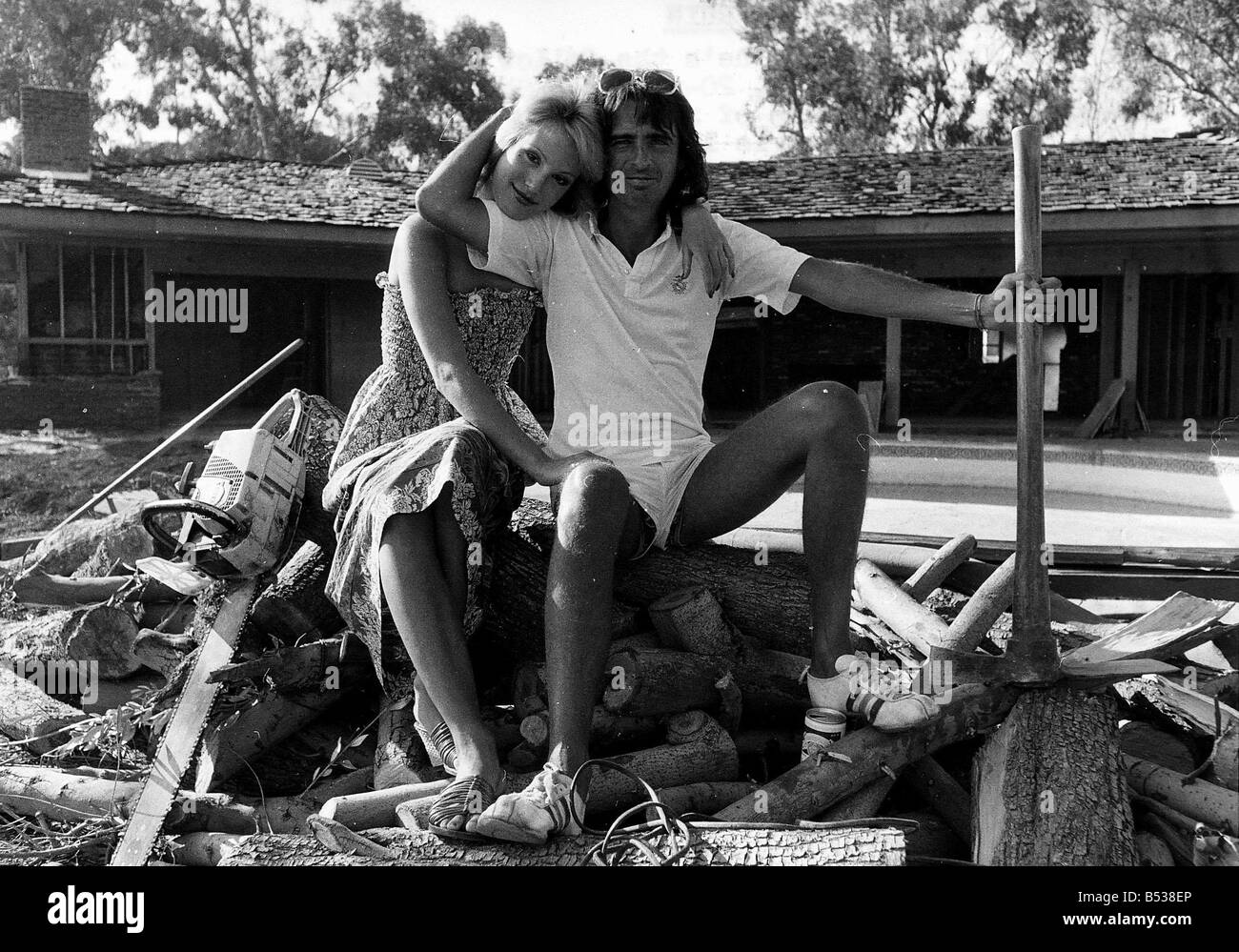 Alice Cooper American cantante rock vero nome Vincent Furnier con la moglie Sheryl Goddard a loro Beverly Hills house 1976 Foto Stock